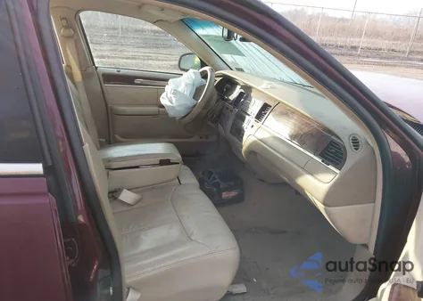 2007 Lincoln Town Car Signature Limited z USA, uszkodzony, nr VIN 1LNHM82V27Y636070